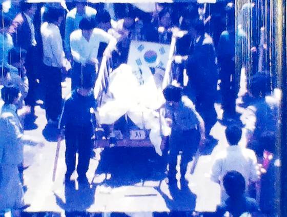 5·18 기록관은 27일 5·18 민주화운동 당시 시민이 촬영한 6분 분량의 미공개 영상을 기증받아 공개했다. 사진은 1980년 5월 21일 오전 10시부터 정오 사이 광주광역시 동구 금남로 일대에서 시민이 촬영한 영상을 갈무리한 사진. 사진 5·18 기록관