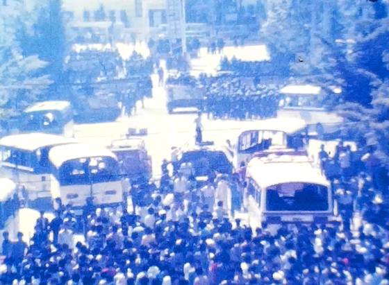 5·18 기록관은 27일 5·18 민주화운동 당시 시민이 촬영한 6분 분량의 미공개 영상을 기증받아 공개했다. 사진은 1980년 5월 21일 오전 10시부터 정오 사이 광주광역시 동구 금남로 일대에서 시민이 촬영한 영상을 갈무리한 사진. 사진 5·18 기록관