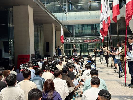 27일 오후 경기 성남시 네이버 1784 로비에서 최인혁 전 COO 복귀를 반대하는 노조 집회가 열렸다. 권유진 기자