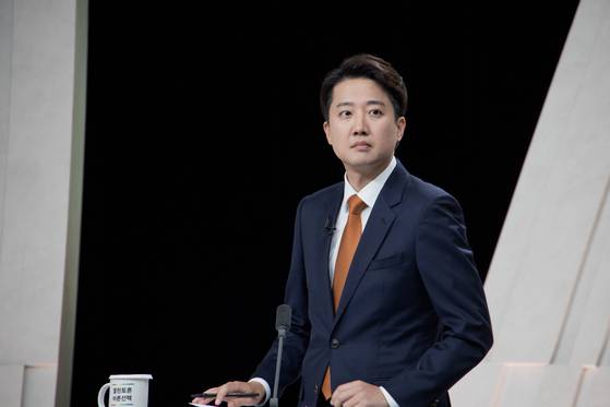 이준석 개혁신당 대통령 후보가 27일 서울 상암 MBC스튜디오에서 열린 21대 대선후보 3차 토론회에 참석해 토론 준비를 하고 있다. 뉴스1