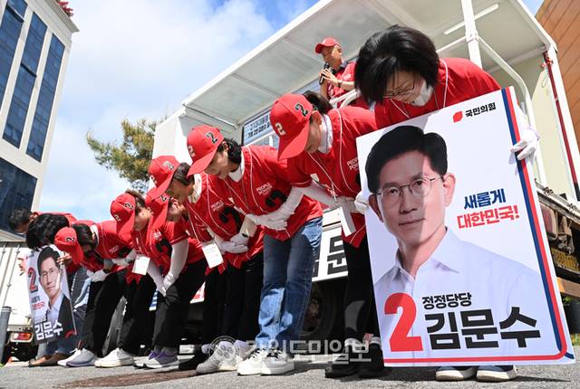 ▲ 제21대 대통령선거 공식선거운동 시작 후 첫 주말인 17일 춘천 풍물시장에서 국민의힘 강원대위가 시민들에게 김문수 국민의힘 대선후보의 지지를 호소하고 있다. 김정호 기자