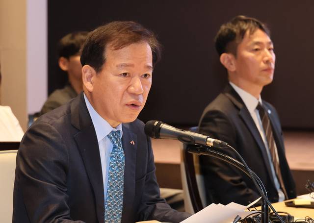 ▲ 서유석(왼쪽) 금융투자협회 회장과 이복현 금융감독원장. 연합뉴스 자료사진