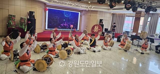 ▲ 평창문화원 민속예술단이 광복 80주년을 맞아 지난 22일부터 25일까지 중국 옌타이를 방문, 해외문화교류 활동을 가졌다. 옌타이 현지 공연 모습. 평창문화원 제공.