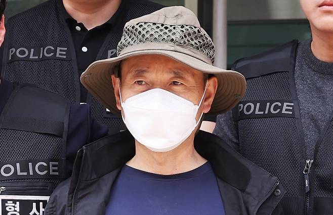 ▲둔기와 흉기로 2명을 살해하고 2명을 다치게 한 이른바 '시흥 살인사건'의 피의자 중국동포 차철남(56)이 27일 경기도 시흥경찰서에서 검찰로 송치되고 있다 [연합뉴스]