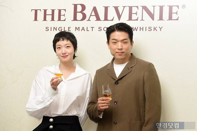 배우 김고은, 안성재 셰프가 26일 오전 서울 성수동 피치스 도원에서 열린 '발베니 메이커스 테이블' 프리오픈 행사에 참석해 포토타임을 갖고 있다. 사진=변성현 기자 byun84@hankyung.com