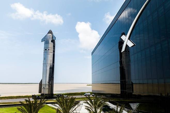 미국 텍사스 보카치카에 위치한 스타베이스. 엔지니어들이 스타십 상단부를 발사대로 이송하고 있다. / 사진=스페이스X