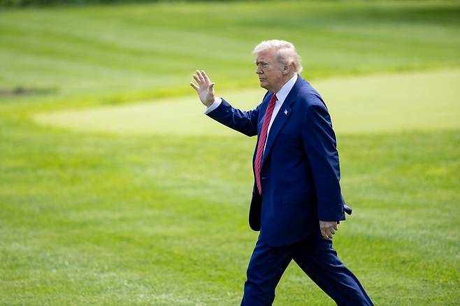 도널드 트럼프 미국 대통령이 지난 23일 워싱턴DC 백악관에서 떠나고 있는 모습. /신화연합뉴스