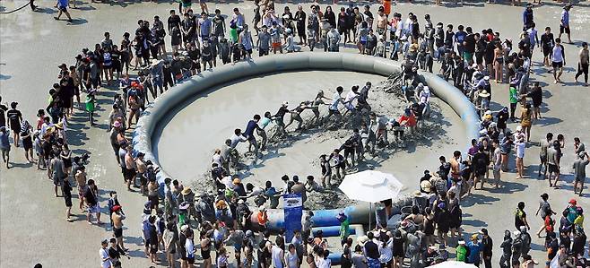 대천해수욕장에서 열린 보령머드축제장에서 관광객들이 머드 체험을 하고 있다.  보령시 제공