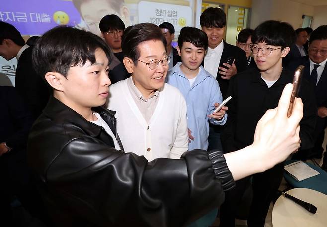 더불어민주당 이재명 대선 후보가 26일 경기 수원시 영통구 아주대학교 혁신공유라운지에서 대학생 간담회를 마친 후 학생들과 셀카를 찍고 있다. 사진=연합뉴스
