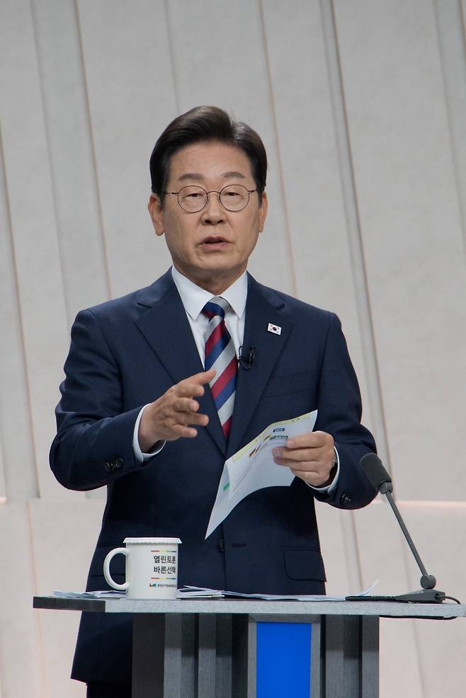 이재명 더불어민주당 대선 후보가 27일 서울 마포구 상암동 MBC 스튜디오에서 열린 정치 분야 TV토론회를 준비하고 있다. 연합뉴스