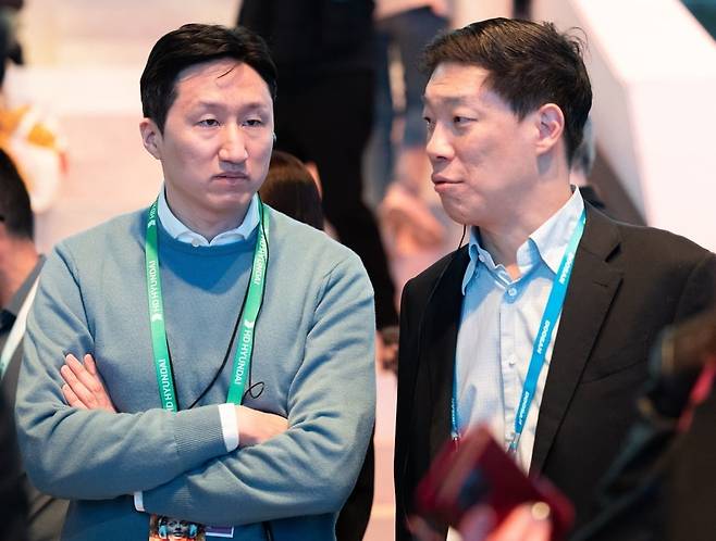정기선 HD현대 부회장(왼쪽)과 박진원 두산밥캣 코리아 부회장이 2024년 1월 9일(현지 시간) 미국 네바다주 라스베이거스 컨벤션센터(LVCC)에서 열린 세계 최대 가전·IT(정보기술) 전시회 'CES 2024'에 마련된 HD현대 전시관에서 대화를 하고 있다. 사진=뉴스1