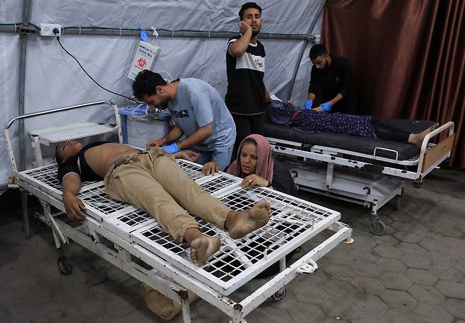 26일(현지시간) 가자지구의 알 아흘리 아랍 침례교 병원에서 이스라엘의 공격으로 다친 팔레스타인인들이 치료를 받고 있다. 로이터연합뉴스