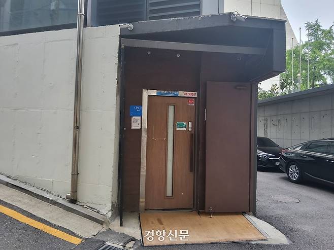 지귀연 부장판사의 술 접대 장소로 의혹이 제기된 서울 강남구 A 업소가 지난 19일 영업을 중단하고 문이 닫혀 있다. 김태욱 기자