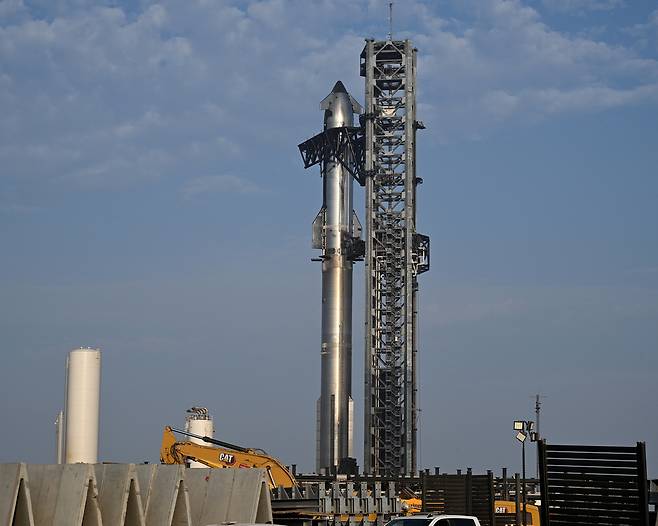 스페이스X가 개발한 로켓 ‘스타십’이 26일(현지시간) 미국 텍사스주 스타베이스 발사장에서 오는 27일 오후 6시30분(한국시간 28일 오전 8시30분) 발사되기 위해 기립해 있다.  UPI연합뉴스