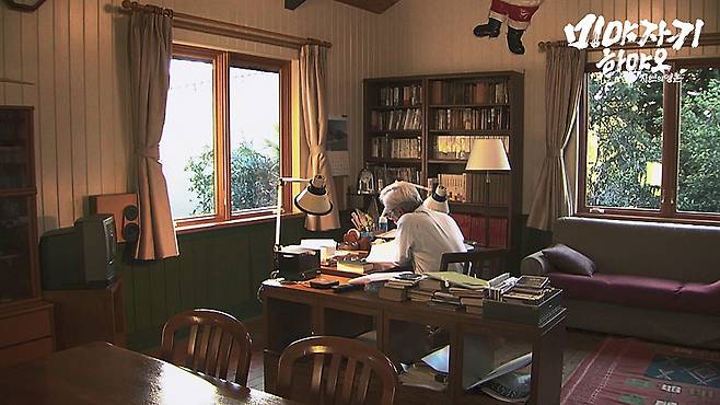 <미야자키 하야오: 자연과 영혼> 속 작업실에 앉아 있는 미야자키 감독의 뒷모습. 키노라이츠 제공