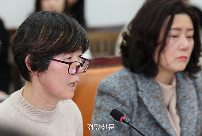 쿠팡 과로사 고 장덕준씨 어머니 박미숙씨가 19일 국회에서 열린 쿠팡-소상공인·민생단체 상생협약식에서 발언하고 있다. 오른쪽은 고 김명규씨 아내 우다경씨. 2025.2.19 박민규 선임기자