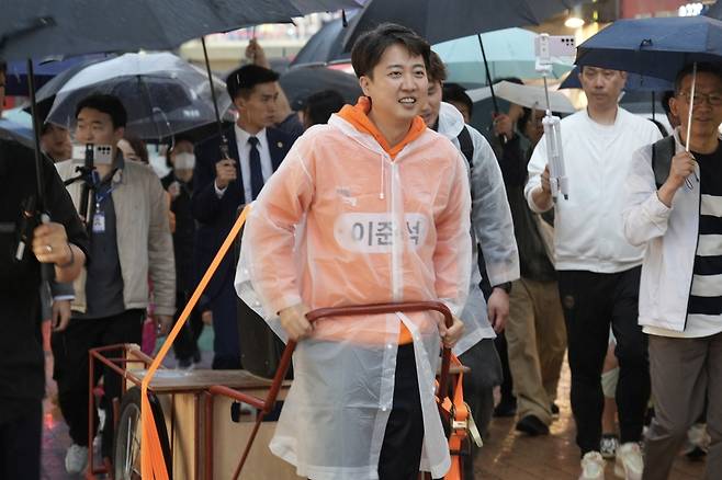 개혁신당 이준석 대통령 후보가 17일 서울 마포구 홍대패션거리에서 유세하고 있다. 개혁신당 제공