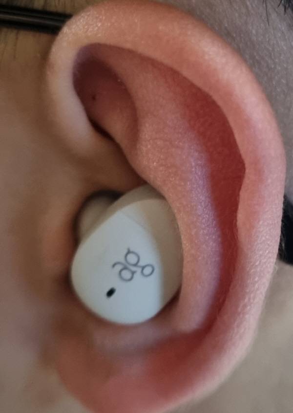 코츠부 MK2+를 중학교 저학년이 착용했더니 귀에 쏙 들어갔다. 정옥재 기자