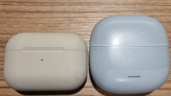 왼쪽이 ‘코츠부 MK2+’이다. 타사 제품과 비교하면 케이스와 이어버드 크기가 작다. 코츠부는 소립자(작은 알갱이)라는 뜻이다. 정옥재 기자