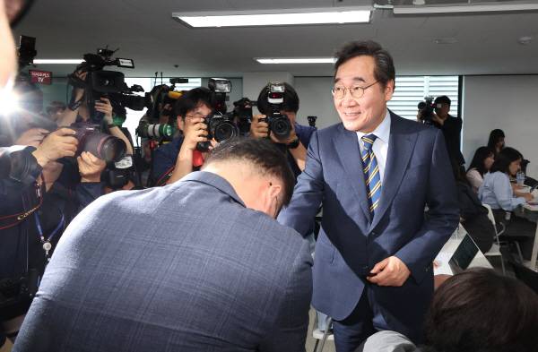 새미래민주당 이낙연 상임고문이 27일 서울 여의도 중앙당사에서 열린 긴급 기자회견을 마친 뒤 나오며 국민의힘 김문수 후보 비서실장인 김재원 전 의원의 인사를 받고 있다. 연합뉴스