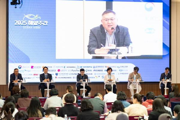 26일 2025 해양주간 OCEAN WEEK 가 열린 벡스코 컨벤션홀에서 ‘해양기능성 소재의 해양 경제적 가치’ 에 대한 토론이 열리고 있다. 왼쪽부터 좌장을 맡은 블루카본 사업단장인  김종성 서울대교수, 김영석 LG전자 HS기능성 소재 사업실장, 김남진 LG전자HS기능성 소재 개발팀장, 박은정 국립부경대교수, 정성우 포항산업과학연구원 수석연구원, 한영석 NEB 연구소장