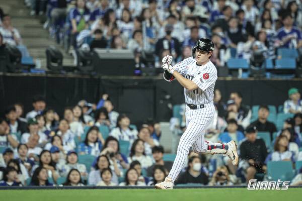 롯데 자이언츠는 홈런은 적어도 타자 개인의 막강한 공격력과 응집력으로 리그 팀 타율 1위에 올랐다. 사진은 지난달 18일 롯데 나승엽이 투런 홈런을 치고 세리머니 하는 모습. 롯데 자이언츠 제공
