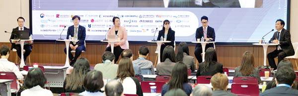 27일 2025 해양주간의 첫 번째 세션에서 북극항로에 대해 토론이 열리고 있다. 왼쪽부터 장하용 부산연구원 실장, 정영두 한국해양진흥공사 단장, 박선율 경북연구원 부연구위원, 김엄지 한국해양수산개발원 실장, 김세현 한국해운협회 소장, 남형식 한국해양대 교수.  전민철 기자