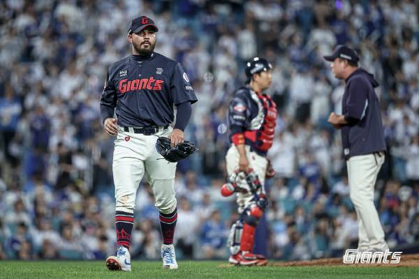 KBO 데뷔 무대에 오른 롯데 새로운 외국인 투수 알렉 감보아가 27일 호된 신고식을 치렀다. 사진은 5회 마운드를 내려가는 모습. 롯데 자이언츠 제공