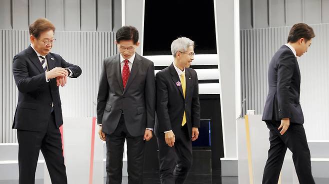 From left: Rep. Lee Jae-myung of the Democratic Party of Korea, Kim Moon-soo of the People Power Party, Kwon Young-gook of the Democratic Labor Party and Rep. Lee Jun-seok of the New Reform Party are seen before the second televised debate ahead of the June 3 presidential election Friday. (Pool photo via Yonhap)