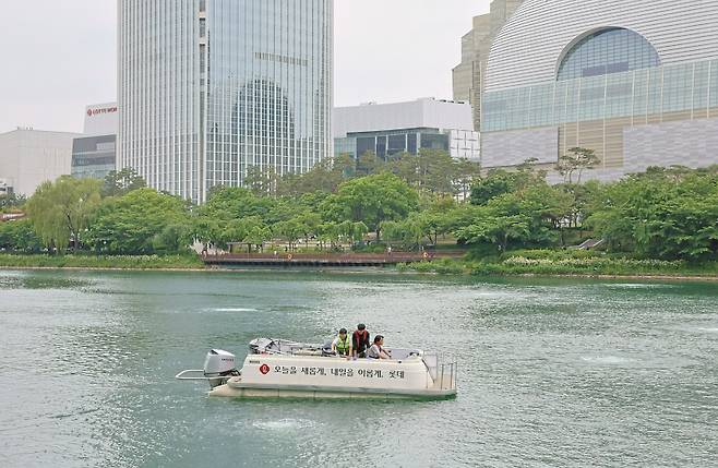 롯데가 올해로 5년째 송파구청과 함께 석촌호수 수질 개선에 나선다. 롯데물산 제공