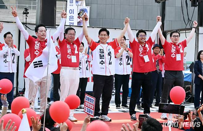 김문수 국민의힘 대선 후보가 26일 경기 용인시 용인 포은아트갤러리 광장에서 열린 집중유세에서 지지를 호소하고 있다. 곽경근 대기자