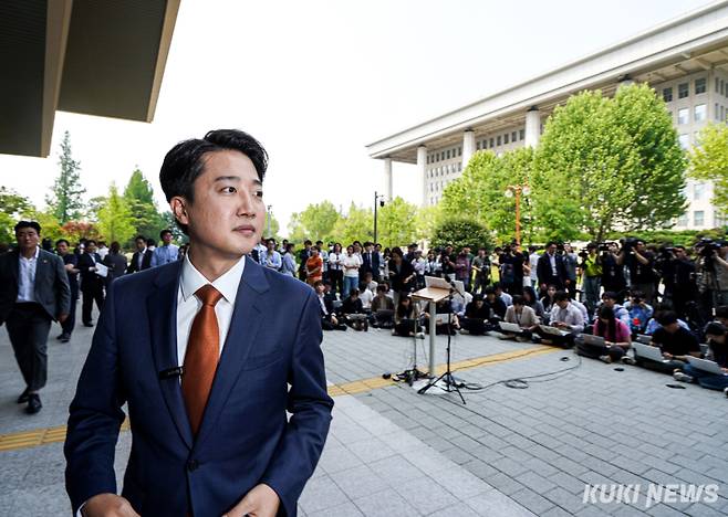 이준석 개혁신당 대선 후보가 27일 서울 영등포구 국회 소통관 앞에서 단일화 관련 긴급 기자회견을 마치고 퇴장하고 있다.