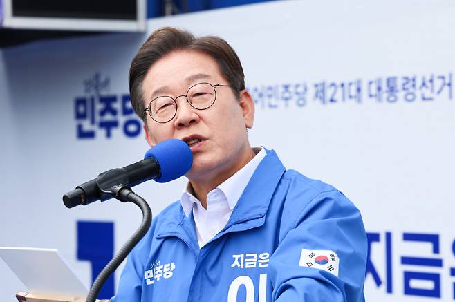 이재명 더불어민주당 대선 후보가 14일 경남 창원시 상남분수광장에서 열린 집중 유세에서 지지를 호소하고 있다. 연합뉴