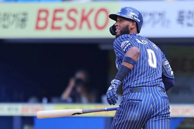 삼성 라이온즈 르윈 디아즈가 지난 25일 대구 삼성라이온즈파크에서 열린 KIA 타이거즈와의 경기에서 9회말 끝내기 솔로 홈런을 때린 뒤 공을 바라보고 있다. 삼성 제공