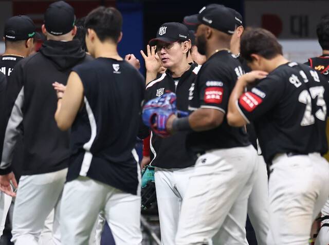 이강철(가운데) KT 위즈 감독이 25일 서울 고척스카이돔에서 열린 키움 히어로즈와의 2025 프로야구 KBO리그에서 승리한 뒤 선수들을 기쁨을 나누고 있다. 연합뉴스