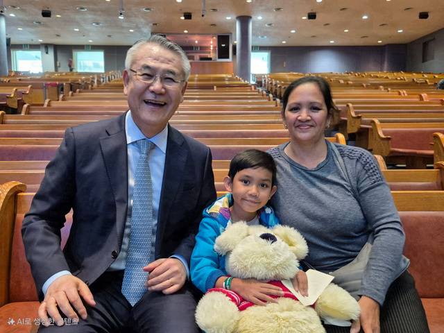 써디 체스터 페랄타(가운데)군이 25일 서울 송파구 주님의교회에서 예배를 드린 뒤 엄마 차리자 페랄타, 김화수 목사와 미소짓고 있다.