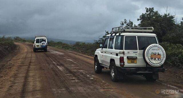 은다바시 초등학교 아이들에게 전달할 콜라를 싣고 흙길을 달리는 월드비전 차량