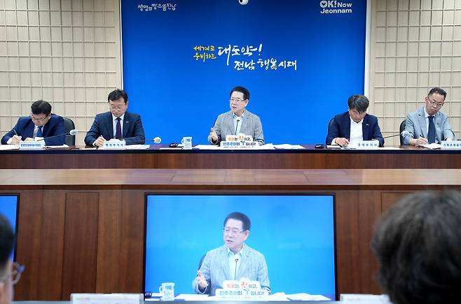 김영록 전라남도지사가 27일 오전 도청 서재필실에서 실국장 정책회의를 주재하고 있다. 전남도 제공
