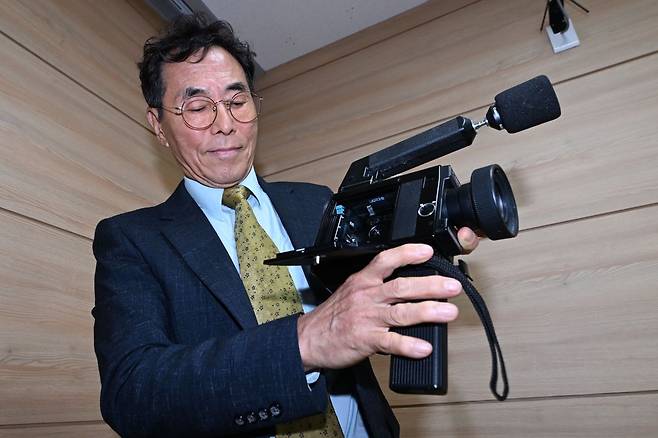 광주시민 문제성(71)씨가 27일 오전 광주 동구 5·18민주화운동기록관에서 열린 5·18 미공개영상 시사회에 참여해 자신이 당시 영상 촬영에 사용한 카메라를 들어보이며 설명하고 있다. 뉴시스