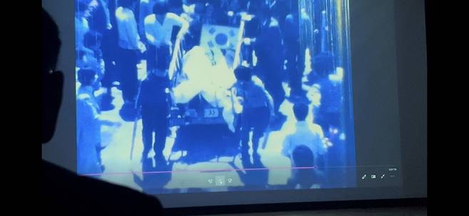 27일 오전 5·18민주화운동 기록관에서 열린 5·18 미공개 영상 시사회에서 시민 문제성(71)씨가 당시 촬영한 영상이 공개되고 있다. 이은창 기자