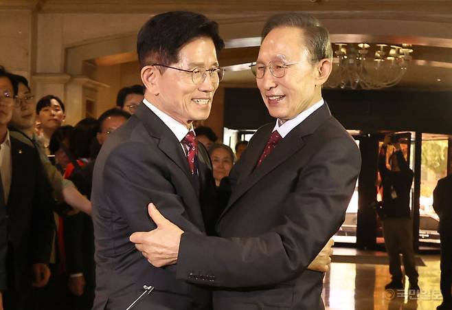 김문수 국민의힘 대선 후보와 이명박 전 대통령이 27일 서울 여의도의 한 호텔에서 만나 포옹하고 있다. 최현규 기자