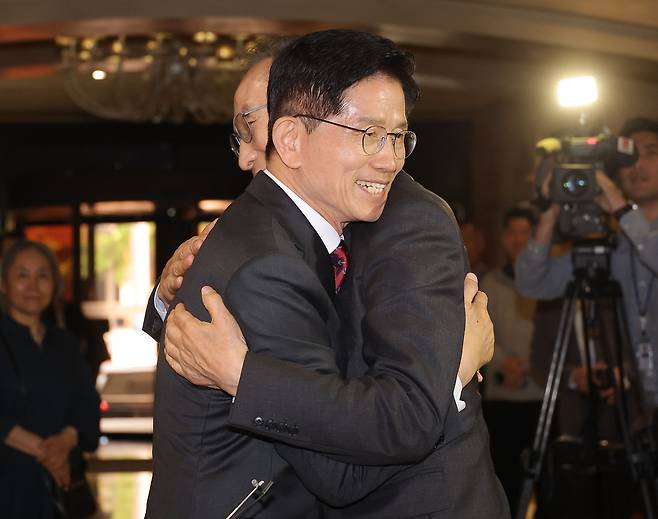 국민의힘 김문수 대선 후보와 이명박 전 대통령이 27일 서울 여의도 켄싱턴호텔에서 만나 포옹을 하고 있다. 연합뉴스