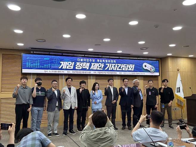 더불어민주당이 지난 3월 출범한 게임특별위원회가 27일 국회의원회관에서 기자간담회를 열고 게임이용장애 질병코드 도입을 유보하고 게임 산업 전담 기구를 설립을 추진하는 내용을 골자로 한 9가지 게임 정책 제안을 발표했다.