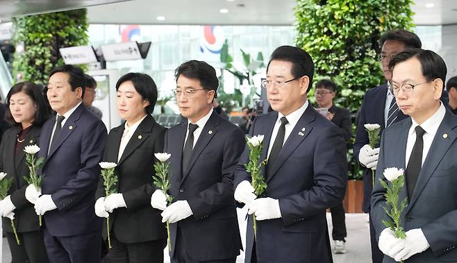 김영록 전라남도지사가 5일 무안국제공항에서 열린 ‘12.29 제주항공 여객기 참사 100일 추모제’에서 헌화하고 있다. 전남도 제공
