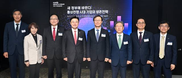 27일 서울 여의도 국민일보빌딩에서 열린 ‘2025 국민성장포럼’에 참석한 내외빈들이 기념사진을 찍고 있다. 왼쪽부터 신종수 국민일보 편집인, 정기옥 대한상공회의소 여성기업위원장, 정인교 산업통상자원부 통상교섭본부장, 김성원 국민의힘 의원, 김경호 국민일보 사장, 송원근 현대경제연구원장, 신동석 포스코경영연구원 경제정책연구센터장, 장상식 한국무역협회 국제무역통상연구원장. 이한형 기자