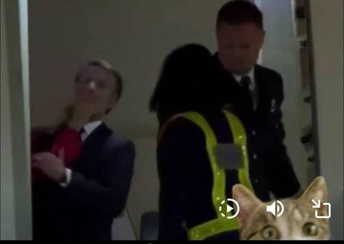 브리지트 여사 손에 맞는 마크통 대통령. 연합뉴스