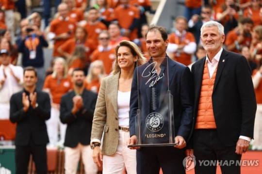 레전드 트로피 받은 나달 / 사진=연합뉴스