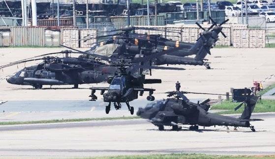 한국과 미국이 유사시 한반도 방어를 위해 실시하는 정례 연합 훈련인 ‘을지 자유의 방패’(UFS·Ulchi Freedom Shield) 연습을 시작한 지난해 8월 19일 경기도 평택시 캠프 험프리스에서 아파치 헬기가 이동하고 있다. [사진 출처 = 연합뉴스]