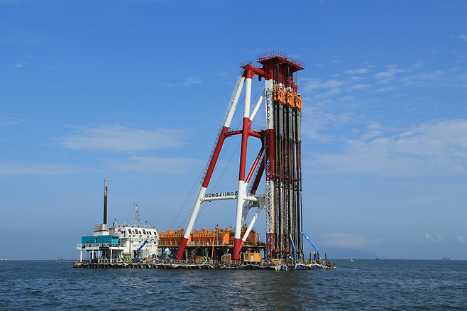 동아지질이 참여한 홍콩공항 제3활주로 증설 매립공사. [동아지질]
