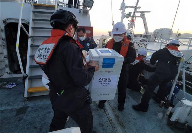 지난 2022년 6월 1일 인천 소연평, 대연평에서 서해5도특별경비단 502함이 지방선거 투표함을 이송하고 있다. <해양경찰청>